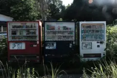 Máquinas de venda automática abandonadas em uma antiga zona de evacuação em Katsurao, província de Fukushima, Japão