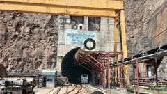 तेलंगाना में श्रीशैलम लेफ्ट बैंक कनाल परियोजना के तहत बन रही सुरंग