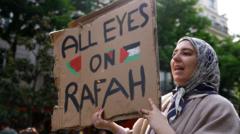 Un manifestante sostiene un cartel que dice "Todos los ojos puestos en Rafah" frente a la Universidad de la Sorbona, donde intentaron montar un campamento de protesta antes de ser evacuados por la policía en París, Francia, el 29 de abril de 2024.