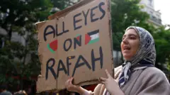 Uma manifestante pró-Palestina segura um cartaz com os dizeres “Todos os olhos voltados para Rafah”site betmotionfrente à Universidade Sorbonnesite betmotionParis, França, 29site betmotionabrilsite betmotion2024