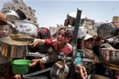 உணவுக்காக தவிக்கும் மக்கள்