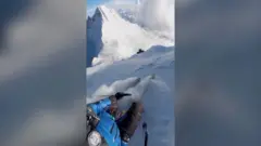 सगरमाथामा स्की गर्दै पोलिश पर्वतारोही