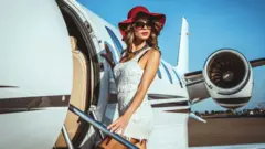 విమానం వద్ద యువతి