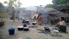 ချက်ပြုတ်နေတဲ့ စစ်ဘေးရှောင်တွေ