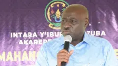 Emmanuel Gasana arimo kuvugira mu ndangururamajwi