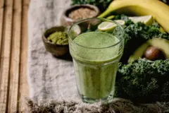 Un verre de smoothie végétalien vert et sain. 