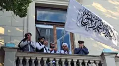 Талибы с флагом на балконе посольства Афганистана в России