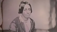 Un antiguo retrato de una mujer