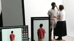 촬영을 준비하고 있는 남성 모델