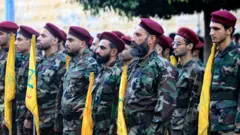 Combatentes do Hezbollah participam do velóriocasa de aposta que da 5 reaislideranças do movimentocasa de aposta que da 5 reaisBeirute