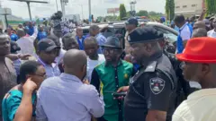 Ndị ọrụ njem ụgbọelu na-agba abụbọ ọrụ