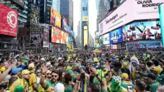 Torcedores brasileiros reunidos na Times Square, em Nova York, antes da estreia da seleção contra Marrocos (1x1), em 13 de junho
