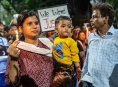 রাজ্যের বিভিন্ন প্রান্তে আরজি কর হাসপাতালের চিকিৎসককে ধর্ষণ ও খুনের প্রতিবাদ জানিয়ে ডাকা কর্মসূচিতে অভিভাবকদের সঙ্গে শিশুদেরও দেখা গিয়েছে।  