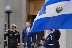 Hegseth por trás de bandeira de El Salvador