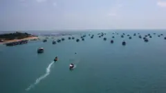 பாக் நீரிணையில் படகுகள்