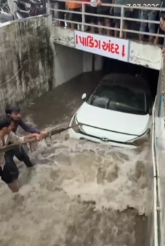 வெள்ளநீரில் சிக்கிய கார் கிரேன் மூலம் மீட்பு