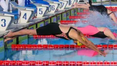 Jane Asher se lançando à piscina durante uma competição