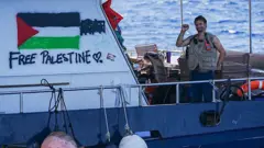 La Media Luna Roja Turca proporcionando alimentos y asistencia médica a la Flotilla Global Sumud, el 29 de septiembre de 2025. 