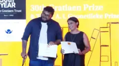 සම්මානයට පාත්‍ර වූයේ, චිරන්ති රාජපක්ෂ විසින් රචනා කරන ලද, Keeping Time and Other Stories නමැති කෙටිකතා සංග්‍රහය සහ යුධන්ජය විජේරත්නගේ The Wretched and the Damned නමැති නවකතාව ය.