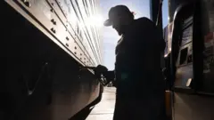 Homem carregando caminhão com combustível