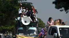 နိဗ္ဗာန်ဆော်၊ မင်္ဂလာပွဲတွေ နဲ့ လော်စပီကာ 