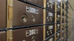 দেশের সরকারি-বেসরকারি ব্যাংকে লকার ভাড়া নিতে পারেন গ্রাহকরা