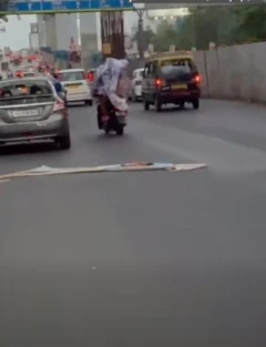 இருசக்கர வாகனத்தில் சென்றவர்கள் மீது விழுந்த பேனர்