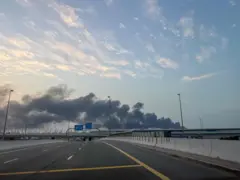 Fumaça é vista no porto Jebel Ali, em Dubai, após ataque do Irã
