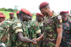 Maj Gen Aphaxard Kiugu asezera ku musirikare w'u Burundi  