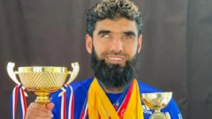 والی که دو جام را در دست گرفته و لبخند می‌زند