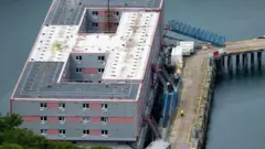 Баржа, превращенная в общежитие