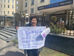 Төлөйкан Исмаилова Европа банкынын Бишкектеги өкүлчүлүгүнүн алдында