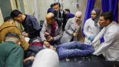 врачи оказывают помощь раненому в столкновениях в Алеппо