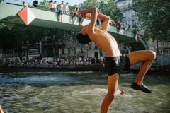 Miles de personas se han dirigido a los canales de París para refrescarse.