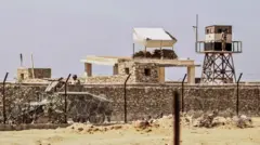 সীমান্তে মিশরীয় সৈন্যদের পাহারারত দেখা যাচ্ছে। 