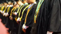 Mahasiswa mengenakan toga saat upacara wisuda.