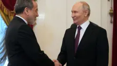 арагчи и путин жмут друг другу руки оба улыбаются