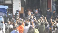 टोपबहादुर रायमाझीलाई अदालत पुर्‍याइँदाको दृश्य