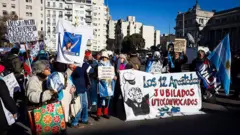 Grupo de aposentados em frente ao Congresso argentino