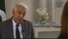 बीबीसी की पत्रकार से बात करते पाकिस्तान के रक्षा मंत्री ख्वाजा आसिफ़ 