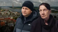 Мужчина и женщина, на фоне - вид Риги с высоты