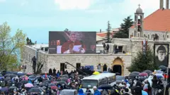 در دومین روز سفرش به لبنان، پاپ لئون بار دیگر در بازدید از دو مکان برجسته مسیحیان این کشور برای صلح در خاورمیانه دعا کرد. هزاران نفر در مسیر حرکت او به‌سوی زیارتگاه سنت شربل در کوه‌های شمال بیروت او را همراهی کردند