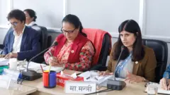 राष्ट्रिय सभाको विधायन व्यवस्थापन समितिको बैठकमा ‘सङ्घीय निजामती सेवा विधेयक, २०८० को मस्यौदा प्रतिवेदनमा छलफल’मा धारणा राख्दै सङ्घीय मामिला तथा सामान्य प्रशासनमन्त्री भगवती न्यौपाने र उनीसँगै समितिका सभापति तथा सचिव 