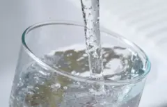 Un verre d'eau.