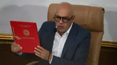 Jorge Rodríguez con una carpeta en la mano