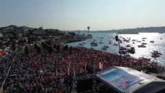 Üsküdar Meydanı'nda Gazze mitingi için binlerce kişi toplandı.