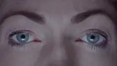 হেলেন মর্ট ঘটনাচক্রে আবিষ্কার করেন যে তার কিছু ছবি ব্যবহার করে ডিপ ফেক পর্ন ছবি বানানো হয়েছে। 