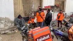 مجموعة من عمال التوصيل 