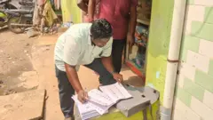 தமிழ்நாட்டில் வாக்காளர் பட்டியல் சிறப்புத் தீவிரத் திருத்தம் எப்படி நடக்கிறது?