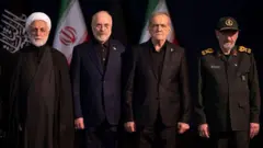 El presidente del Parlamento iraní, Mohammad Bagher Ghalibaf, el presidente del Tribunal Supremo de Irán, Gholam-Hossein Mohseni-Eje'i, el presidente iraní, Masoud Pezeshkian, y el comandante general de la Guardia Revolucionaria Islámica, Mohsen Rezaee.